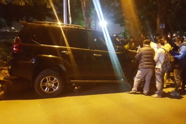 Hà Nội: Xế hộp hạng sang đâm liên hoàn khiến 6 người bị thương trên phố