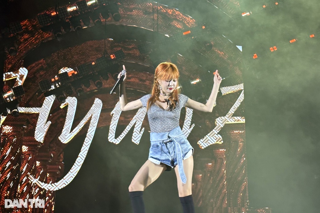 Nữ hoàng gợi cảm HyunA khoe vũ đạo táo bạo trước hàng ngàn khán giả Việt - 4 Nữ hoàng gợi cảm HyunA khoe vũ đạo táo bạo trước hàng ngàn khán giả Việt - 4