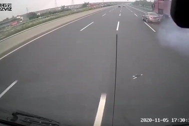 Lĩnh bài học đáng nhớ vì chuyển làn gấp trên đường cao tốc