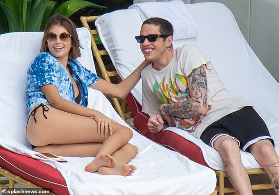 Kaia Gerber hôn bồ mới bên bể bơi - 6 Kaia Gerber hôn bồ mới bên bể bơi - 6