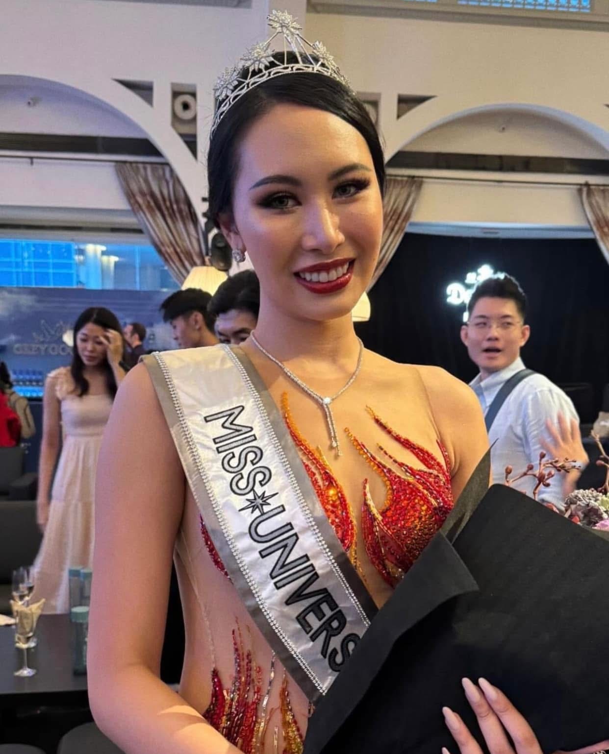 Hoa hậu Hoàn vũ và 7 hoa hậu đăng quang khi mặc váy của một nhà thiết kế - 8 Hoa hậu Hoàn vũ và 7 hoa hậu đăng quang khi mặc váy của một nhà thiết kế - 8