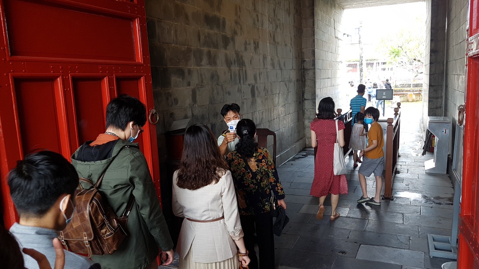 Rất nhiều người dân, du khách tham quan di tích Huế ngày 30/4 - 5 Rất nhiều người dân, du khách tham quan di tích Huế ngày 30/4 - 5