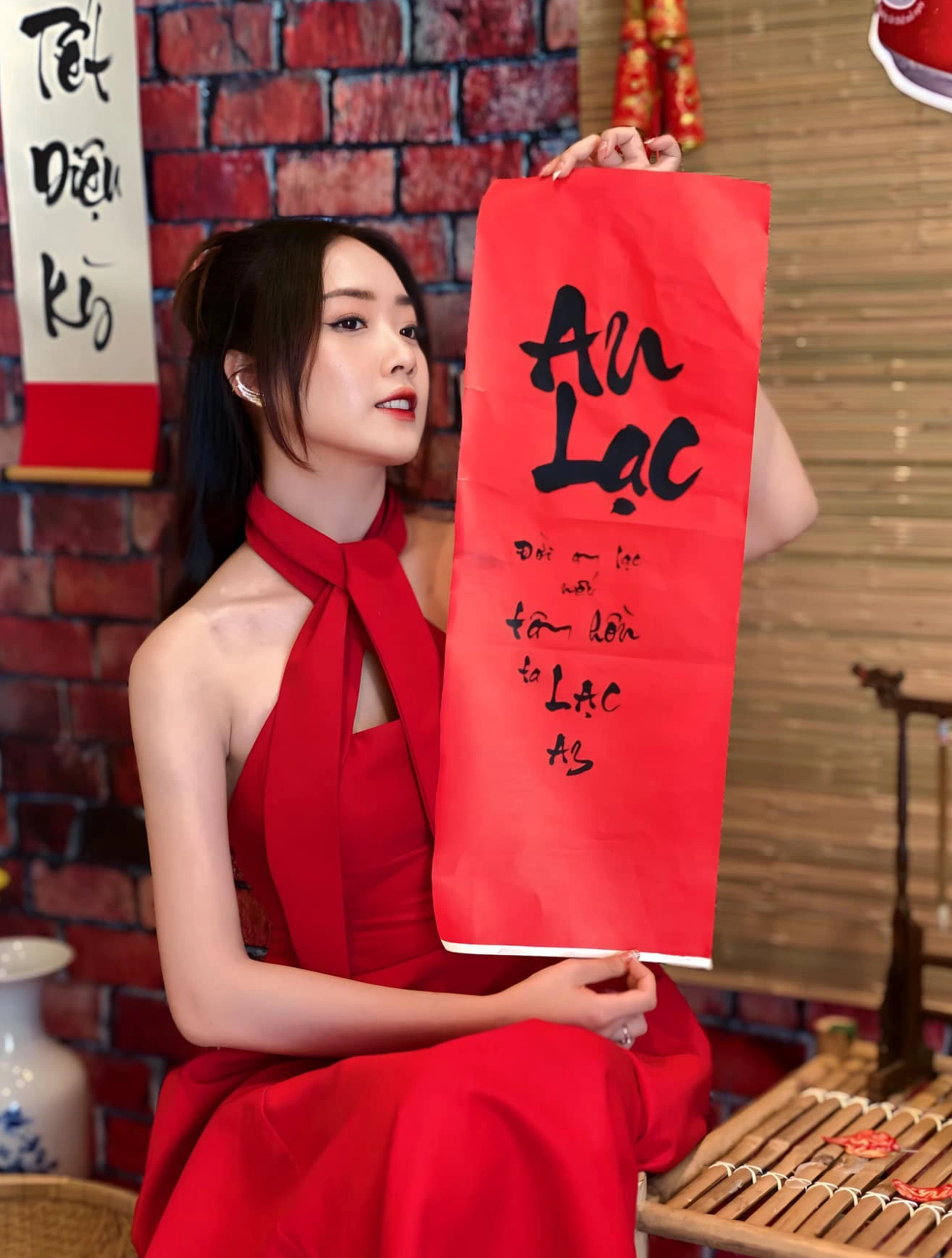 MC song ngữ Nghệ An: Năm mới muốn trở thành chú rồng dám bay cao nghĩ lớn - 5 MC song ngữ Nghệ An: Năm mới muốn trở thành chú rồng dám bay cao nghĩ lớn - 5