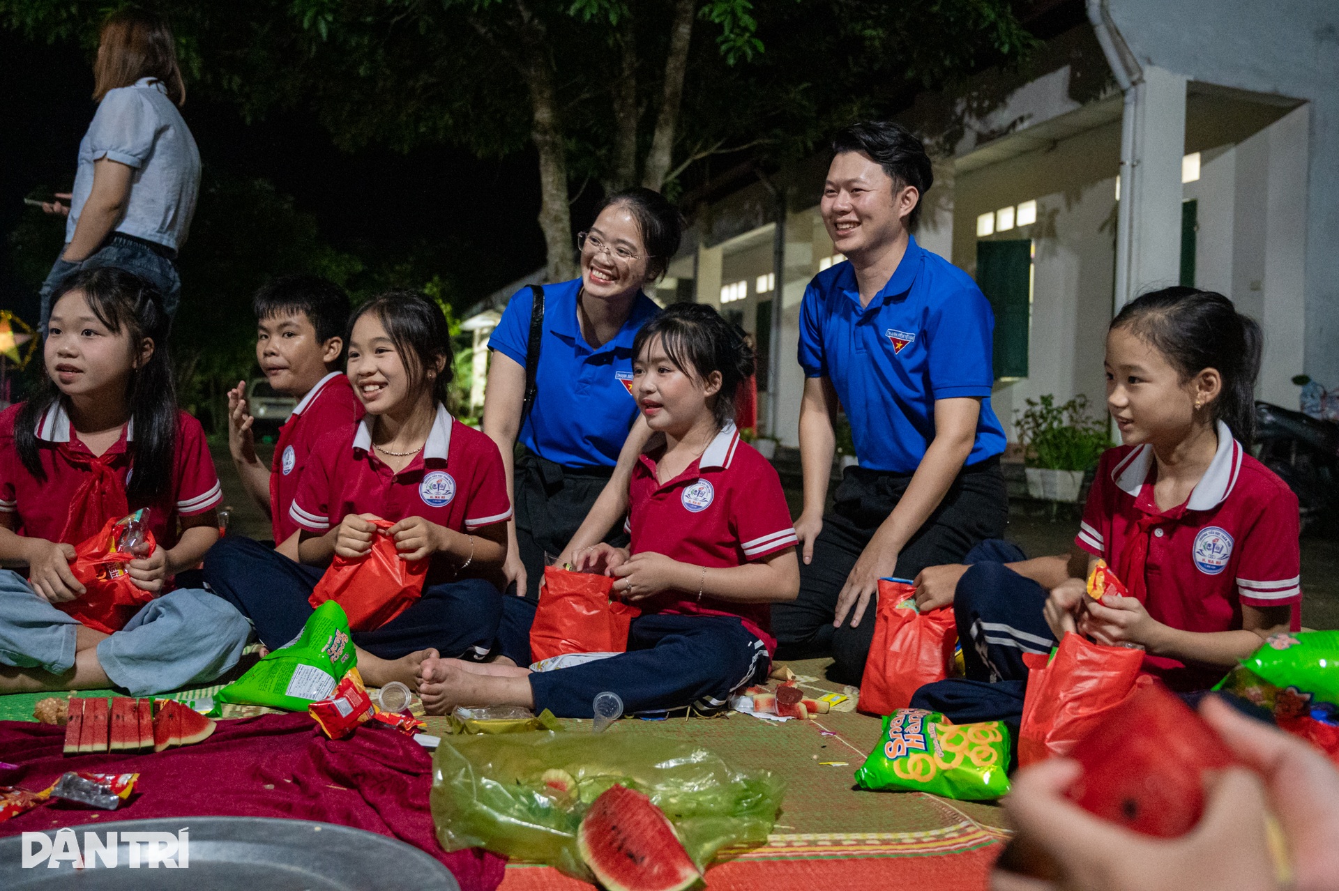 Trung thu tới sớm với 230 em nhỏ vùng cao dưới ánh đèn ông sao lung linh - 20 Trung thu tới sớm với 230 em nhỏ vùng cao dưới ánh đèn ông sao lung linh - 20