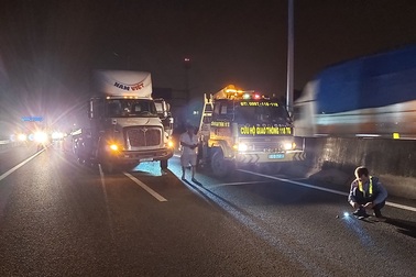 Ô tô tông liên hoàn, tài xế bị thương nặng, kẹt trong cabin