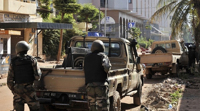 Quân đội Mali vào vị trí bên ngoài khách sạn. Ảnh: AFP