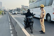 CSGT ngăn chặn nhiều người đi xe máy vào làn ô tô ở cửa ngõ phía đông TPHCM