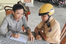 CSGT lập biên bản tài xế xe ba bánh chạy ngược chiều ở TPHCM