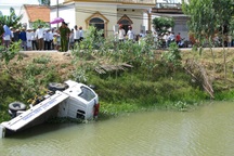 Vụ dân lật xe CSGT xuống kênh: Có việc truy đuổi người vi phạm