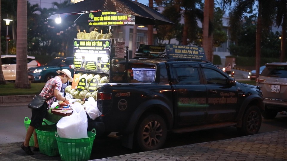 Đi xe hơi bán trái sầu, chàng trai kiếm gần tỉ bạc mỗi năm - 3 Đi xe hơi bán trái sầu, chàng trai kiếm gần tỉ bạc mỗi năm - 3