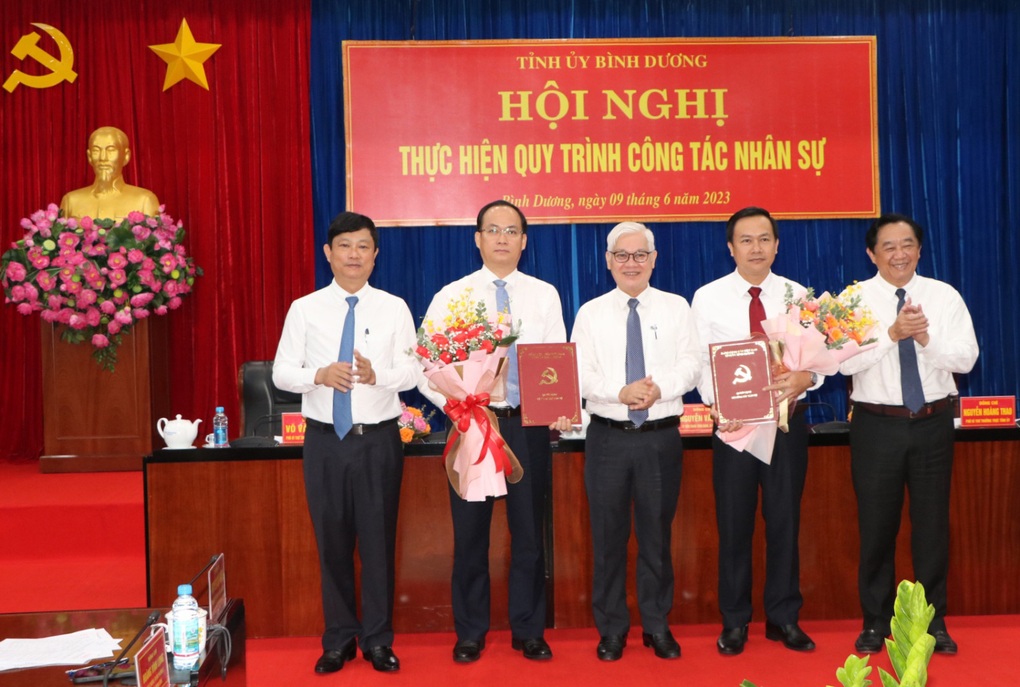 Bình Dương điều động, bổ nhiệm nhiều cán bộ quan trọng của tỉnh - 2 Bình Dương điều động, bổ nhiệm nhiều cán bộ quan trọng của tỉnh - 2