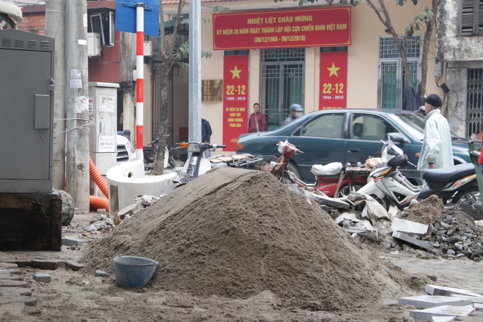 Hà Nội: Rầm rộ sửa đường ngày cận Tết - 3 Hà Nội: Rầm rộ sửa đường ngày cận Tết - 3