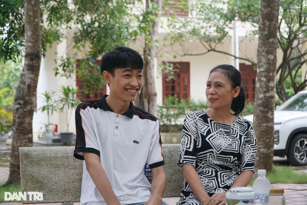 Nữ công nhân Việt ở Đài Loan bật khóc khi nhận tin con là á khoa toàn quốc - 4 Nữ công nhân Việt ở Đài Loan bật khóc khi nhận tin con là á khoa toàn quốc - 4