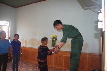 Bài 3: Bữa cơm đoàn viên với mẹ