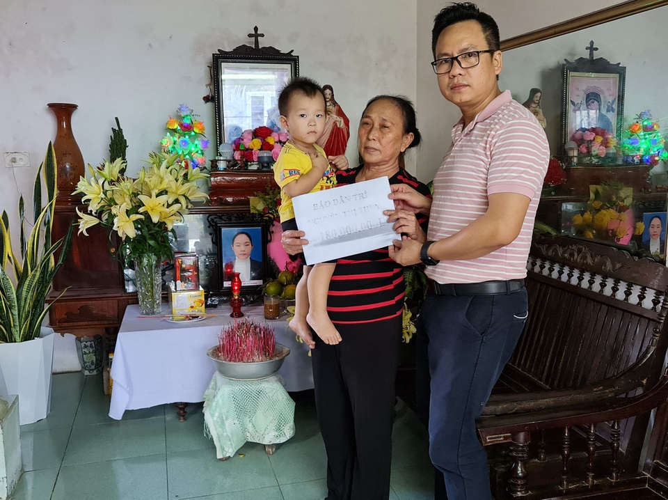 Bạn đọc Dân trí giúp đỡ 2 cháu bé bơ vơ ngày mẹ mất hơn 180 triệu đồng - 1 Bạn đọc Dân trí giúp đỡ 2 cháu bé bơ vơ ngày mẹ mất hơn 180 triệu đồng - 1