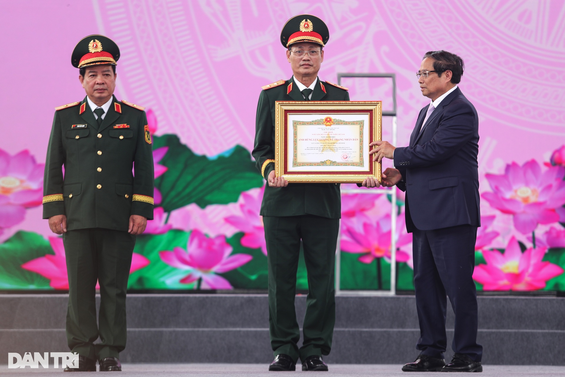 Lực lượng vũ trang TPHCM được phong tặng danh hiệu Anh hùng lần thứ 3 - 6 Lực lượng vũ trang TPHCM được phong tặng danh hiệu Anh hùng lần thứ 3 - 6