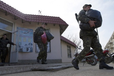 Lính biên phòng Ukraine rời Crimea vì lo sợ bị tấn công