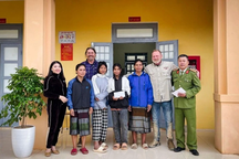 Tặng bằng khen 2 nữ sinh Vân Kiều trả lại tài sản cho du khách Mỹ