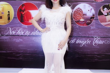 Nữ hoàng khả ái Vũ Kim Anh khoe vẻ đẹp ngọt ngào