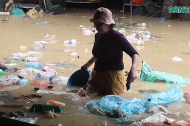 Người dân Hội An tranh thủ nước rút đến đâu dọn dẹp đến đó