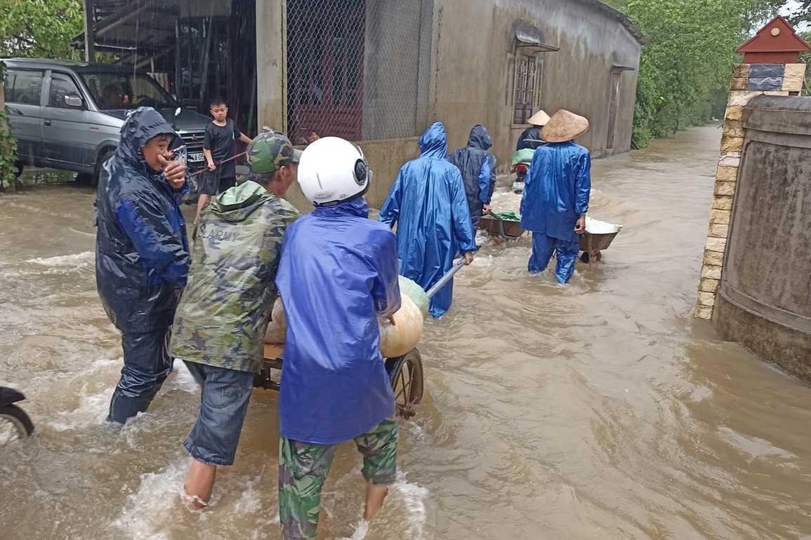Nước lũ dâng cao, người dân trở tay không kịp, đội mưa đắp đê cứu lúa - 7 Nước lũ dâng cao, người dân trở tay không kịp, đội mưa đắp đê cứu lúa - 7