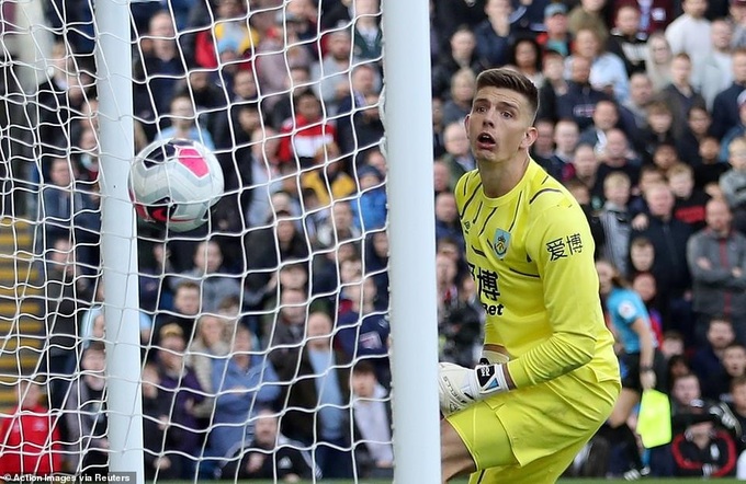 Mở tiệc tại Turf Moor, Liverpool xây chắc ngôi đầu bảng - Ảnh 1.