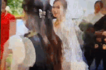 Nữ TikToker bị "ném đá" vì ăn ké đám cưới người lạ