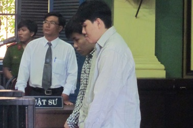 “Yêu” bạn gái nhí, tình mới và tình cũ hầu tòa