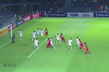 Việt Anh đánh đầu đưa bóng đi chệch cột dọc ở phút 88