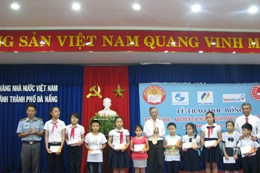 Trao học bổng đến con em ngư dân bám biển