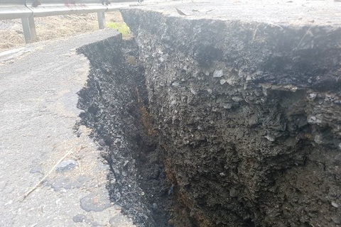 Cận cảnh khe nứt toác dài trên quốc lộ gần trăm triệu đô