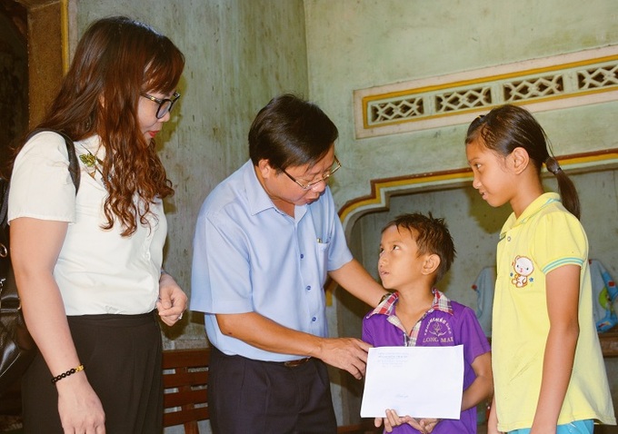 Cháu Đinh Ân và chị tại nhà ông bà ngoại tại huyện Minh Long. 
