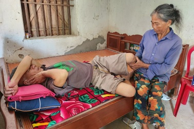 Chồng con mang "án tử", cụ bà gần đất xa trời gồng gánh cả gia đình