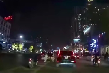 Xe máy tông ngã hàng loạt người đi bộ