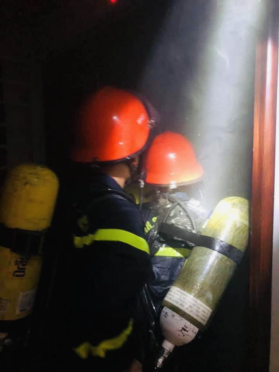 Cháy tại chung cư 21 tầng, người dân nháo nhào chạy - 4