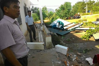 Lốc xoáy đánh sập trường Tiểu học