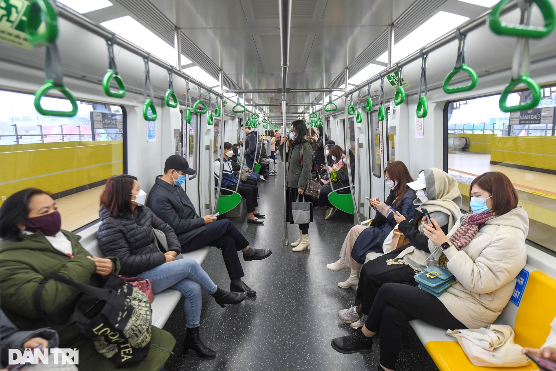 Nhiều sinh viên ở Hà Nội đi học bằng tàu Cát Linh - Hà Đông để tránh rét - 4 Nhiều sinh viên ở Hà Nội đi học bằng tàu Cát Linh - Hà Đông để tránh rét - 4