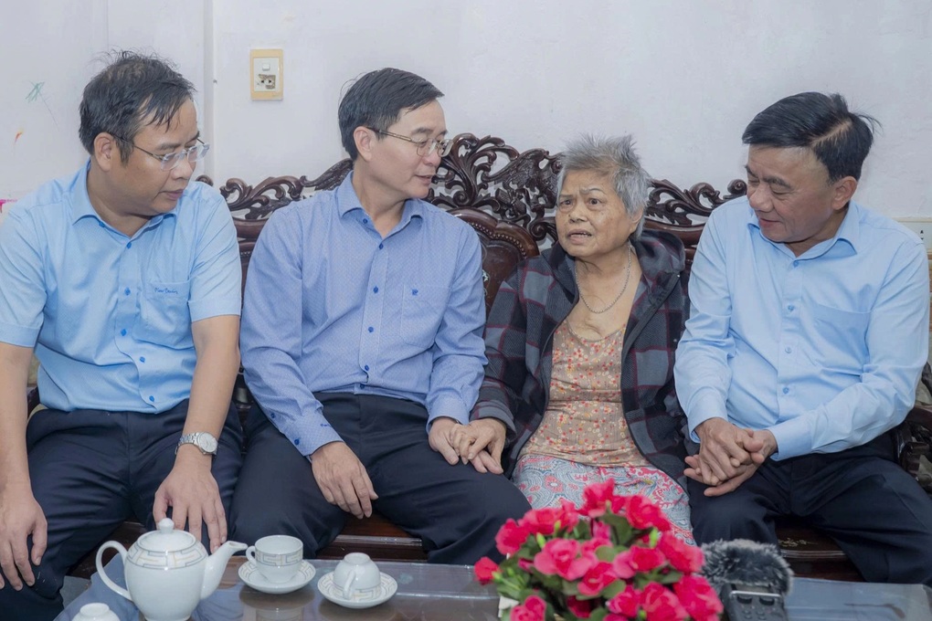 Thường trực Ban Bí thư thăm, tặng quà người dân vùng lũ tại Huế - 2 Thường trực Ban Bí thư thăm, tặng quà người dân vùng lũ tại Huế - 2