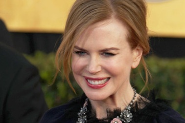Nicole Kidman không thể dừng hôn con gái
