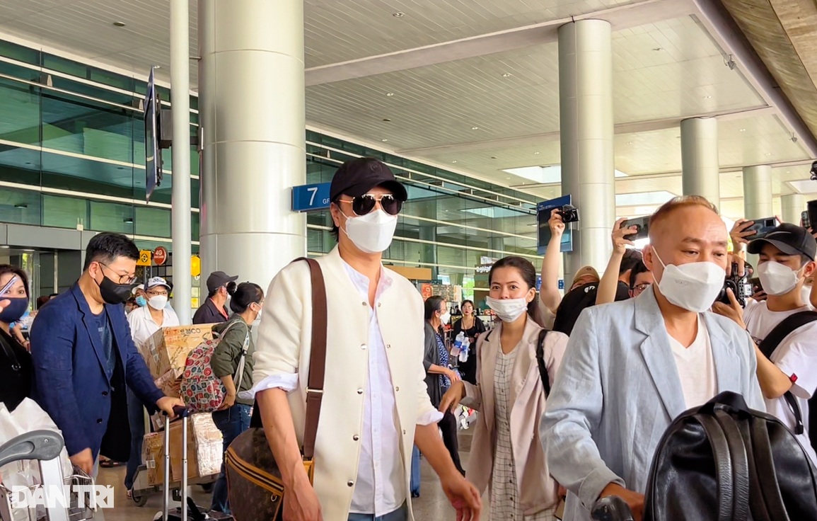 Lý Nhã Kỳ đi xe sang ra đón tài tử Han Jae Suk ở sân bay - 1 Lý Nhã Kỳ đi xe sang ra đón tài tử Han Jae Suk ở sân bay - 1