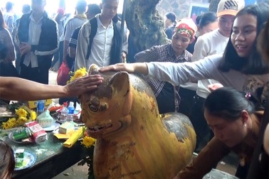 Chen lấn sờ "Hổ thần chùa Hương" mong tiêu trừ bệnh tật