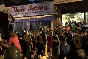 Nhà hàng thác loạn, tổ chức cho tiếp viên bán dâm lại bị “sờ gáy”