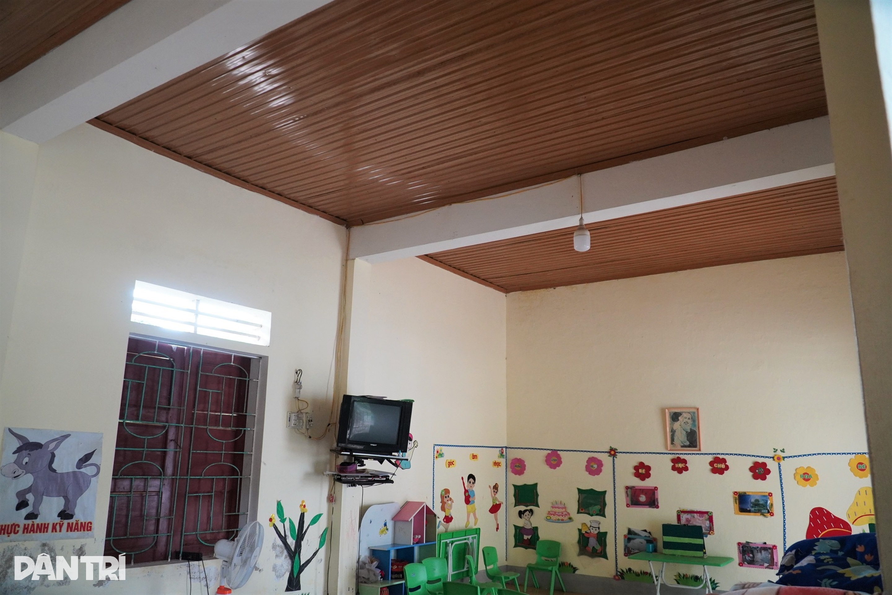 Hàng chục trẻ mầm non miền núi chen chúc trong phòng học xuống cấp - 9 Hàng chục trẻ mầm non miền núi chen chúc trong phòng học xuống cấp - 9