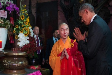 Tổng thống Obama công đức tại chùa Ngọc Hoàng