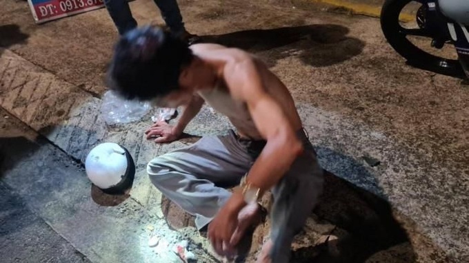 Thành viên đội SOS Dầu Giây bị hai người dùng nón bảo hiểm hành hung - 1 Thành viên đội SOS Dầu Giây bị hai người dùng nón bảo hiểm hành hung - 1