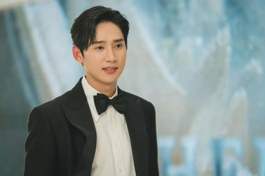 Gia cảnh khó khăn của nam thần khiến fan căm phẫn trong "Nữ hoàng nước mắt"