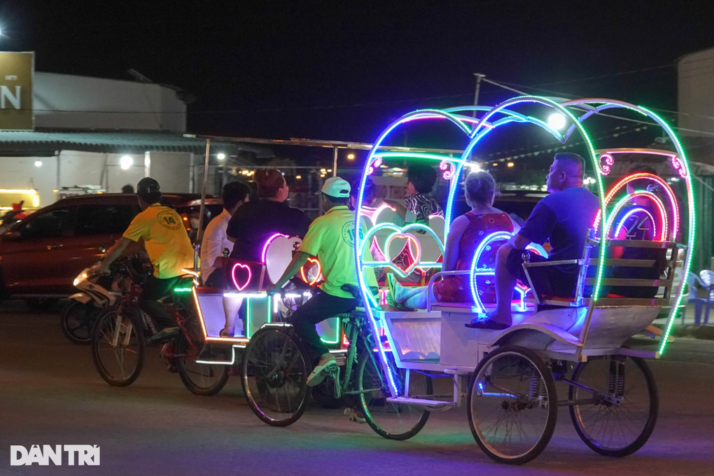 Biến xe lôi thành cổ tích, kiếm nửa triệu đồng mỗi đêm - 4 Biến xe lôi thành cổ tích, kiếm nửa triệu đồng mỗi đêm - 4