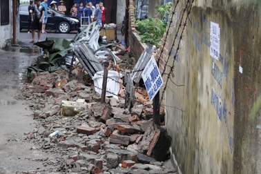 Tường cao 2m đổ sập trong mưa giông, vùi lấp 2 cậu cháu