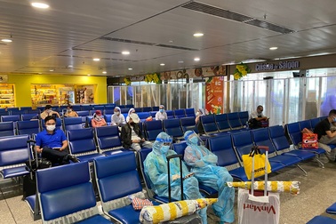 TPHCM: Sợ dịch, nhiều người dân về quê ăn Tết muộn