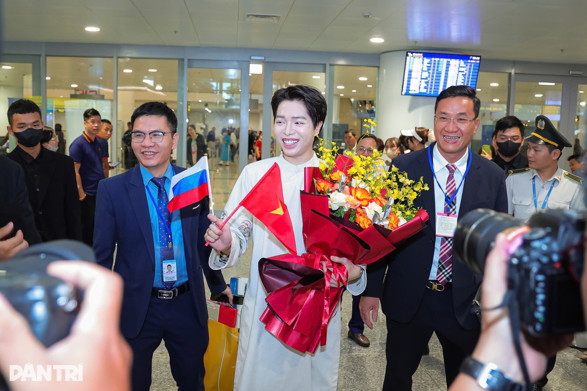 Đức Phúc về nước: Fan dậy từ 3h, mang nón lá tặng thần tượng - 2 Đức Phúc về nước: Fan dậy từ 3h, mang nón lá tặng thần tượng - 2